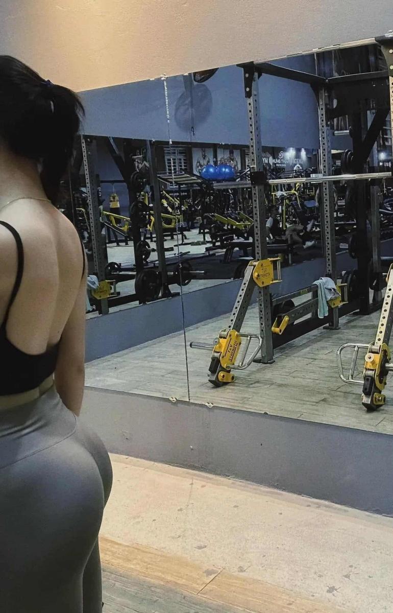 Ảnh gái xinh đeo kính tròn và cầm điện thoại