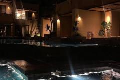 Ảnh đẹp gái xinh bên hồ bơi đen chiếu sáng an ninh