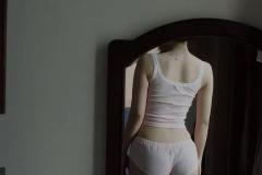 Gái xinh mặc áo yếm khoe dáng quyến rũ