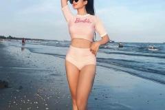 Chân gái xinh đẹp bên bãi biển