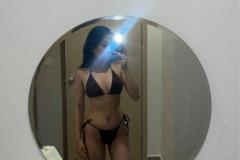 Hình ảnh bé gái xinh đẹp trong bộ đồ đen