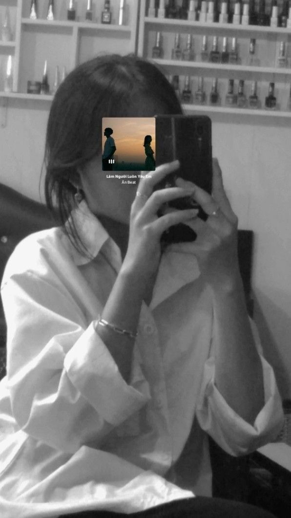 Gái Chụp Selfie Với Áo Sơ Mi Trắng Tại Tiệm Chăm Sóc
