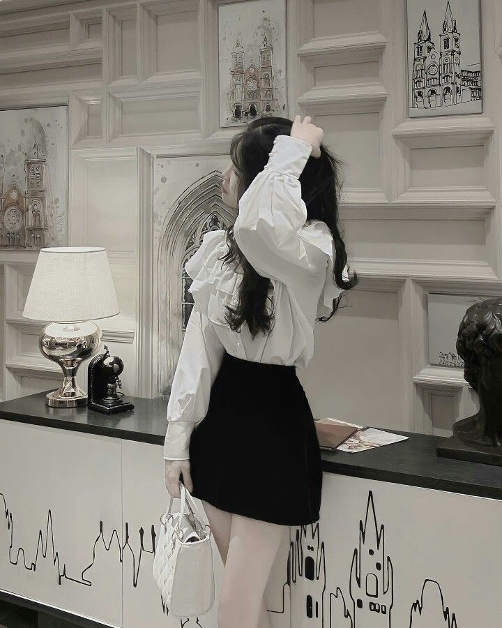 Gái: Cô Gái Trẻ Mặc Áo Blouse Trắng Và Chân Váy Đen Sang Trọng