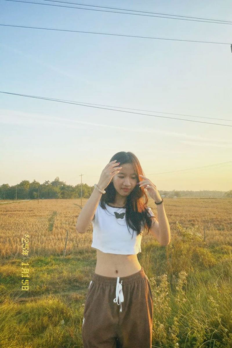Gái: Cô Gái Trẻ Mặc Áo Croptop Trắng Và Quần Nâu