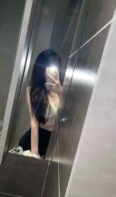Gái: Cô Gái Trẻ Mặc Áo Hai Dây Và Quần Short