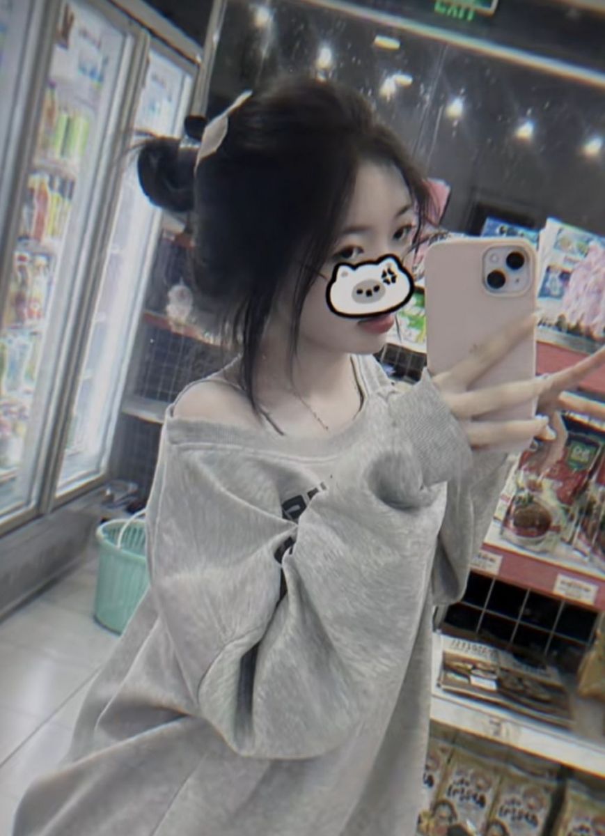 Gái: Cô Gái Trẻ Mặc Áo Sweater Xám Chụp Selfie Tại Cửa Hàng Hoa