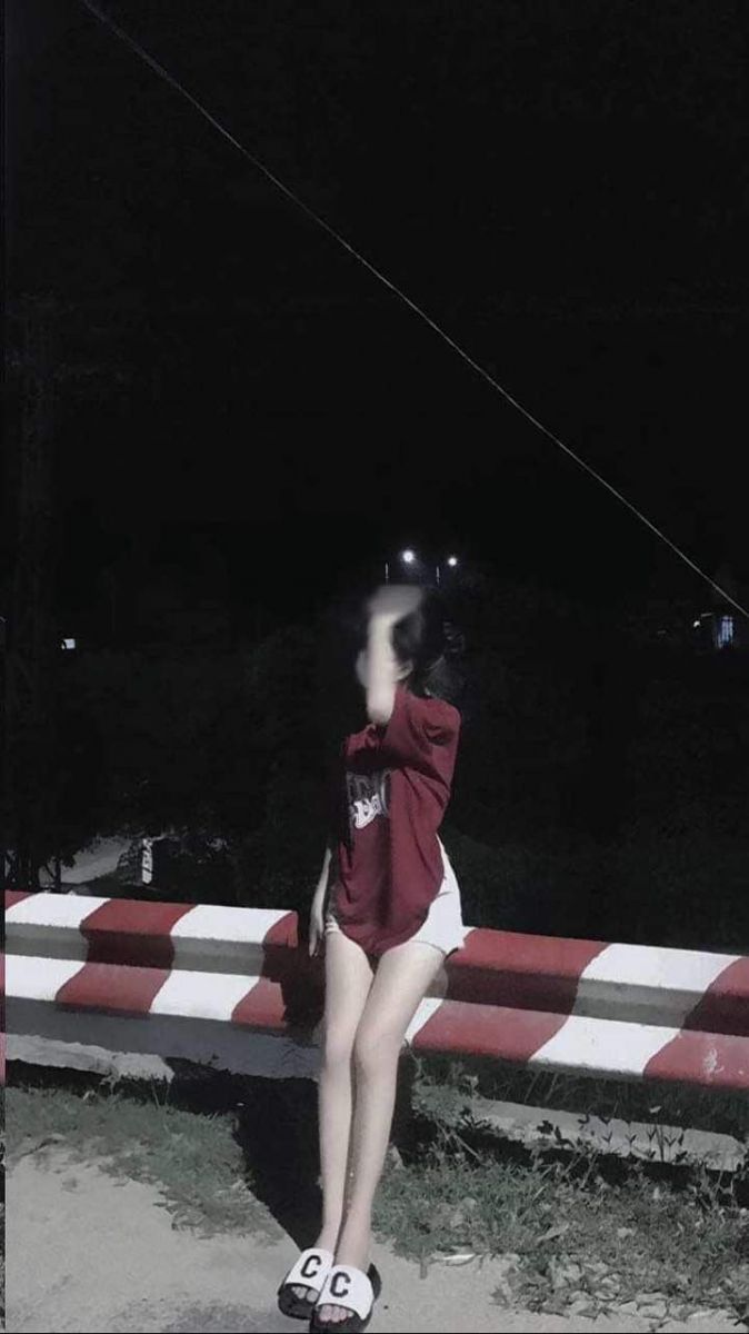 Gái: Cô Gái Trẻ Mặc Áo Thun Đỏ Dưới Ánh Hoàng Hôn