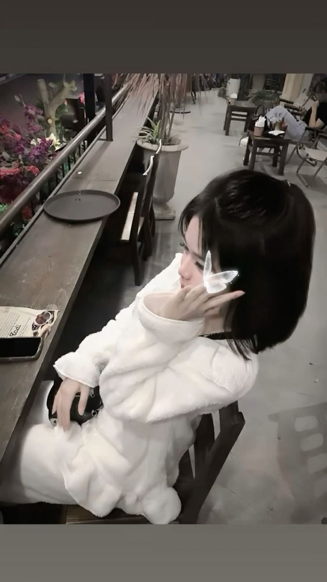 Gái: Cô Gái Trẻ Mặc Bộ Đồ Ngủ Trắng Ngồi Trong Quán Cafe