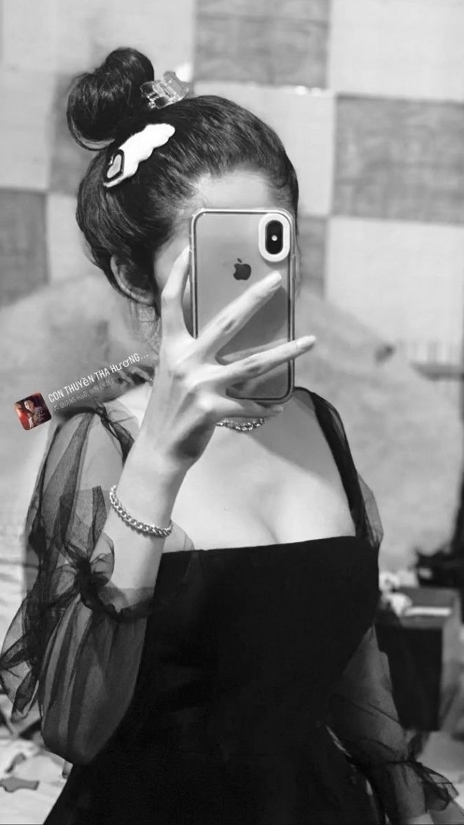 Gái: Cô Gái Trẻ Mặc Đầm Đen Sang Trọng