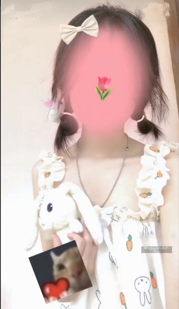 Gái: Cô Gái Trẻ Mặc Váy Liền Tay Đáng Yêu