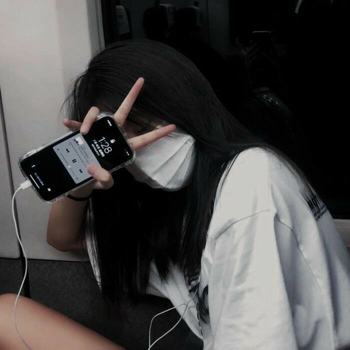 Gái Đáng Thương Trong Áo Phong Rộng Trên Tàu Điện