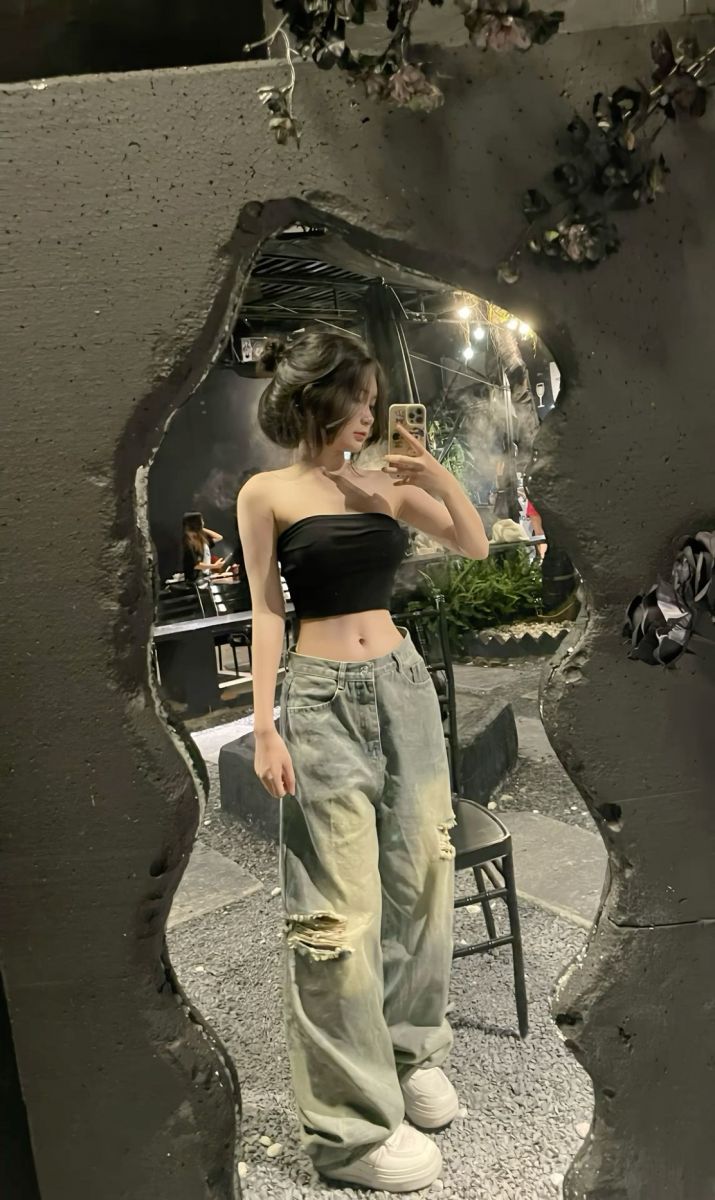 Gái Mặc Áo Crop Top Đen Và Quần Jeans Rách