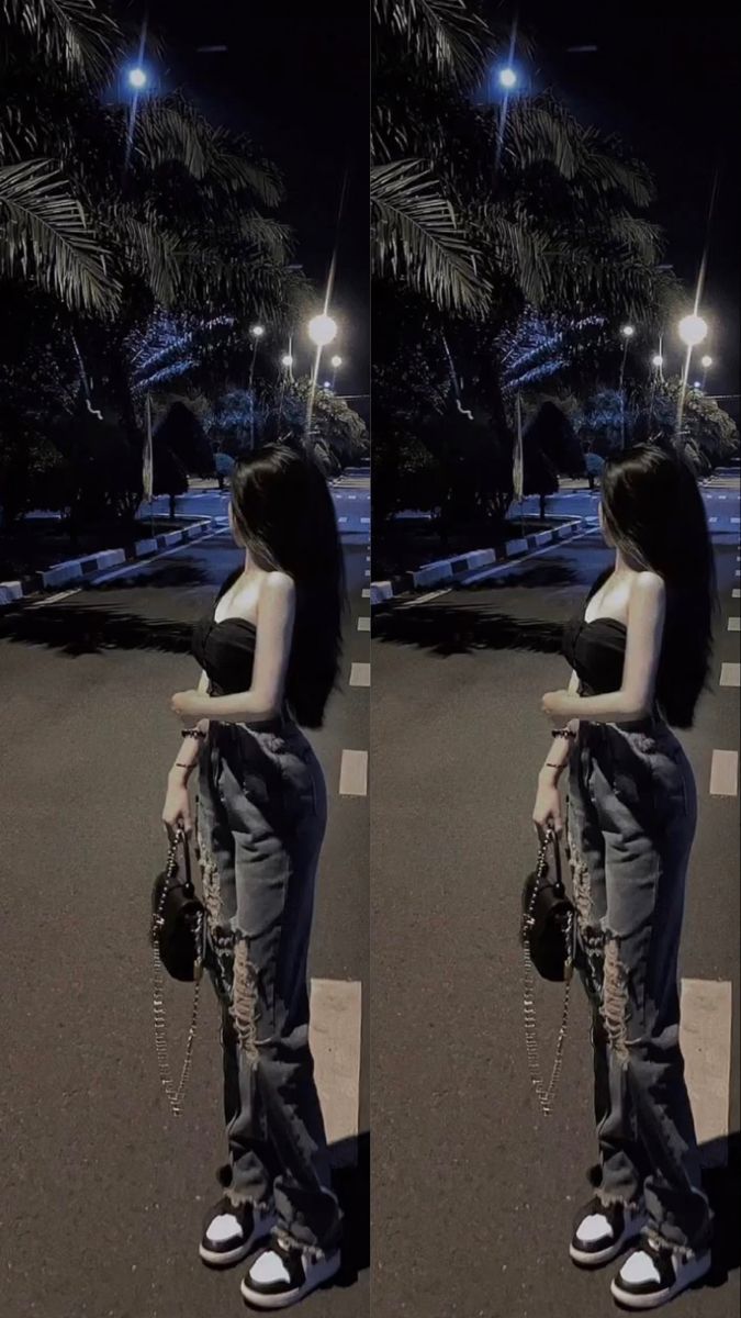 Gái Mặc Áo Crop Top Đen Và Quần Jeans Rách