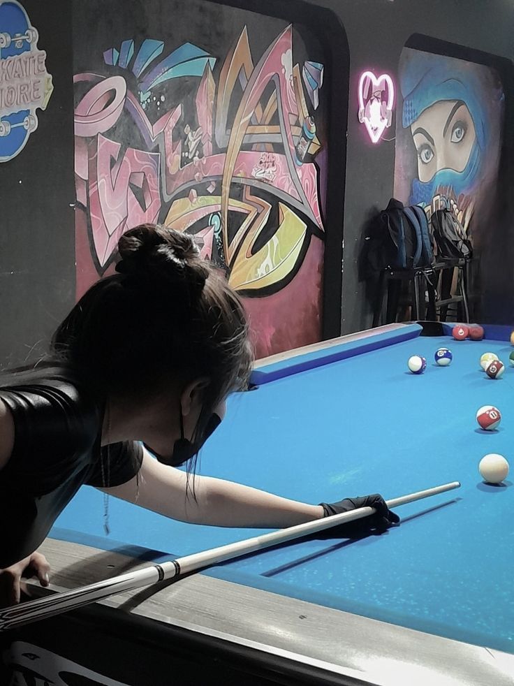 Gái Mặc Áo Đen Và Găng Tay Trong Quán Bar