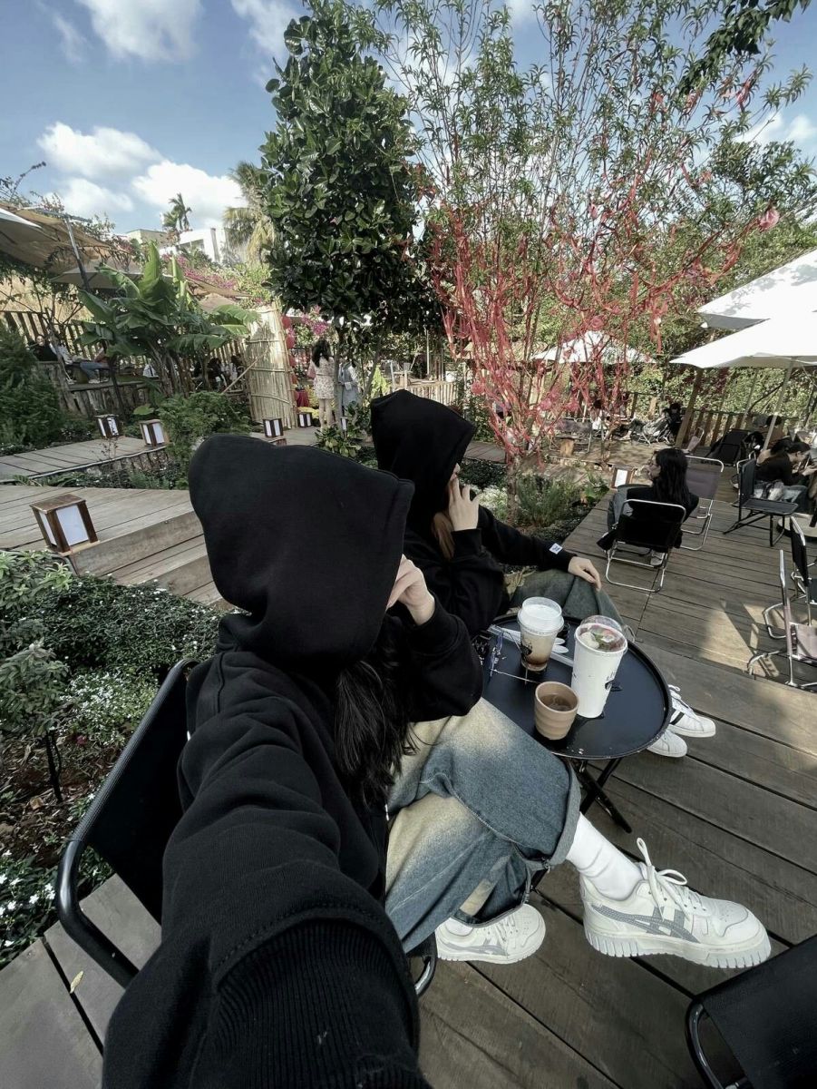 Gái Mặc Áo Hoodie Đen Tại Quán Cafe
