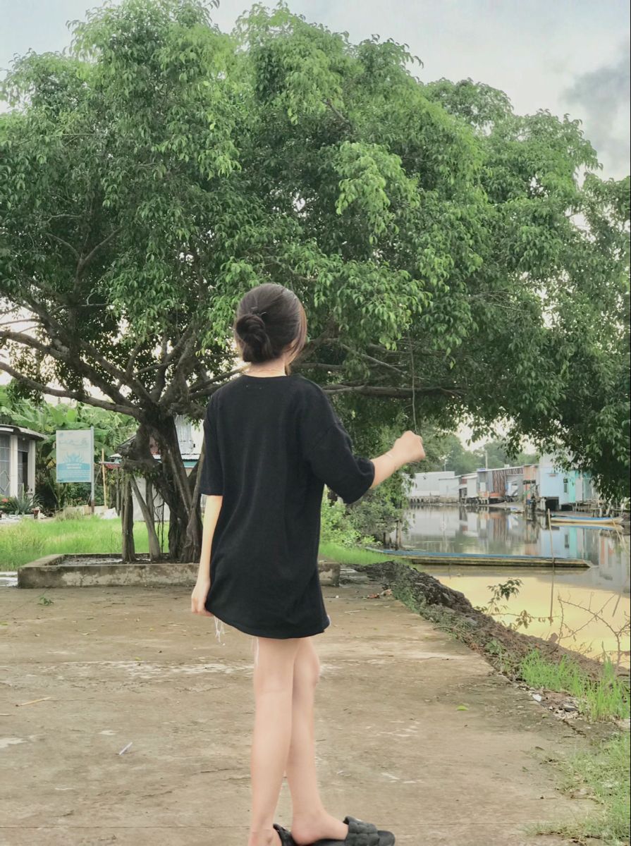 Gái Mặc Áo Phong Đen Quay Lưng Bên Bờ Sông
