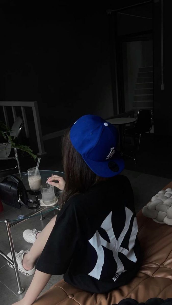 Gái Mặc Áo Phông Đen Và Mũ Lưỡi Trai Xanh
