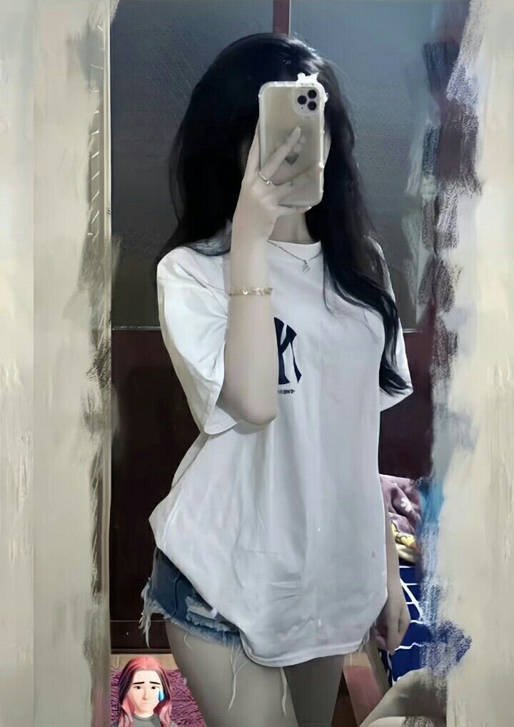 Gái Mặc Áo Phông Trắng Và Quần Short Jeans