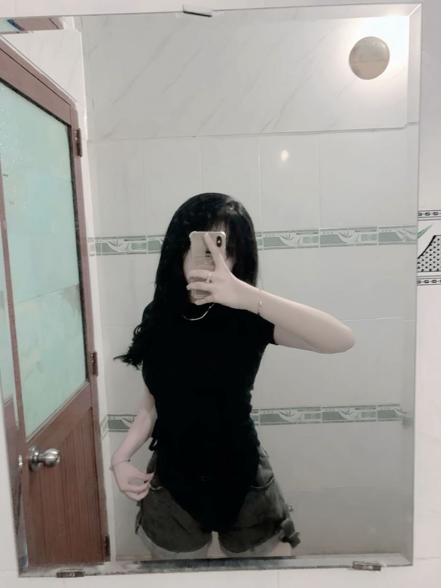 Gái Mặc Áo Thun Đen Quần Short Selfie Trong Gương
