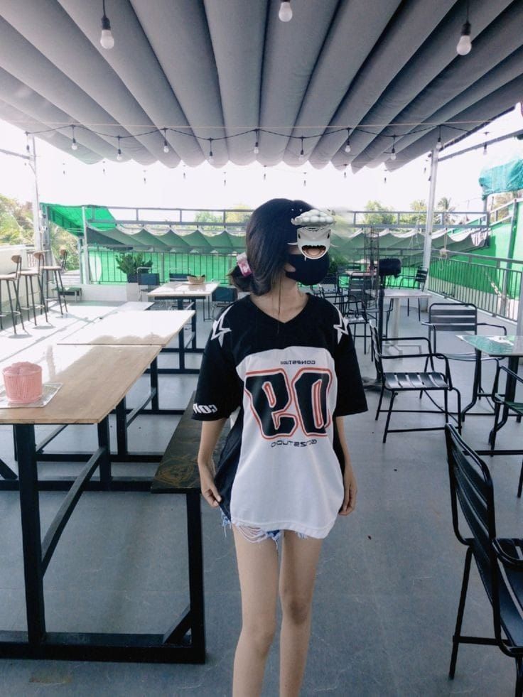 Gái Mặc Áo Thun Oversized Màu Trắng Đen Tại Quán Cà Phê
