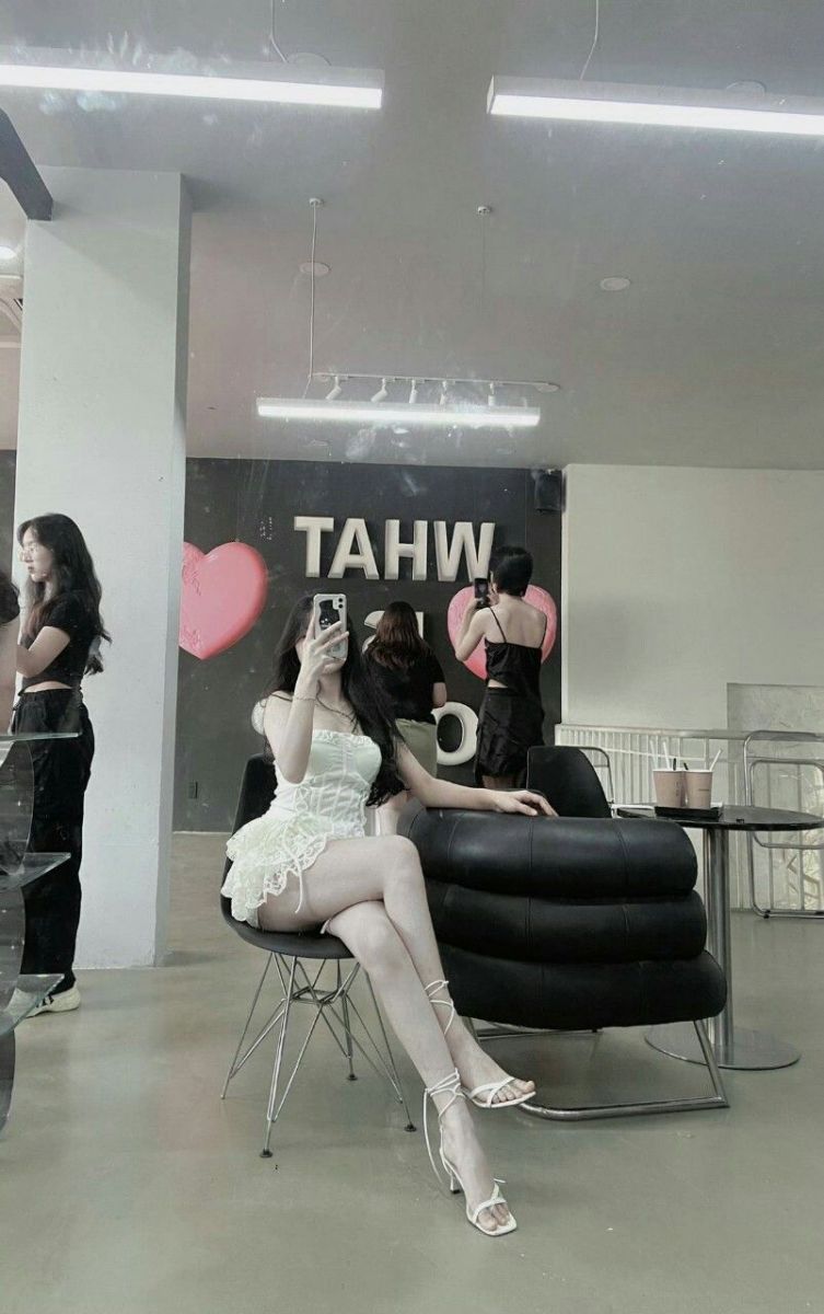 Gái Mặc Trang Phục Trắng Tạo Dáng Tự Tin