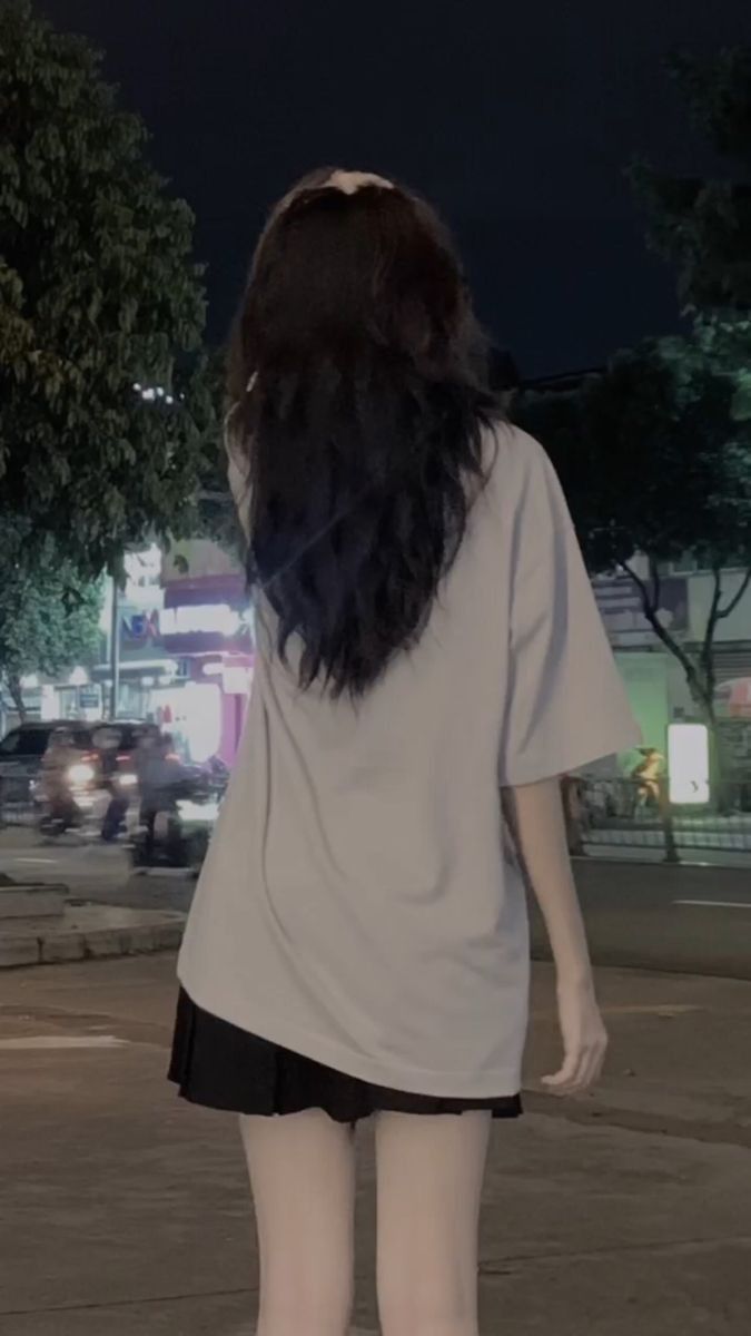 Gái Mặc Váy Ngắn Dáng Đẹp Chụp Từ Phía Camera