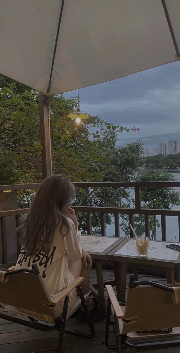 Gái Ngồi Trong Quán Cà Phê Nhìn Ra Sông Bầu
