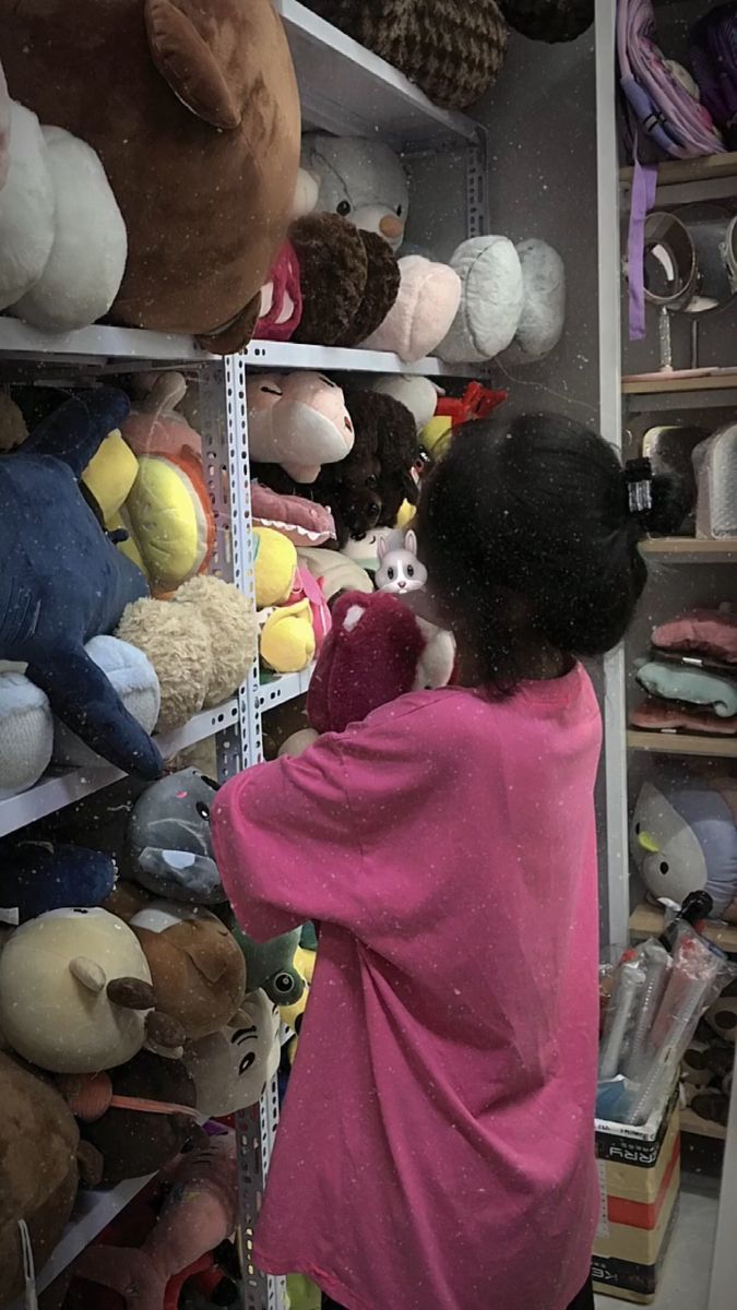 Ảnh Gái Nhỏ Mặc Áo Phong Hồng Ôm Gấu Bông