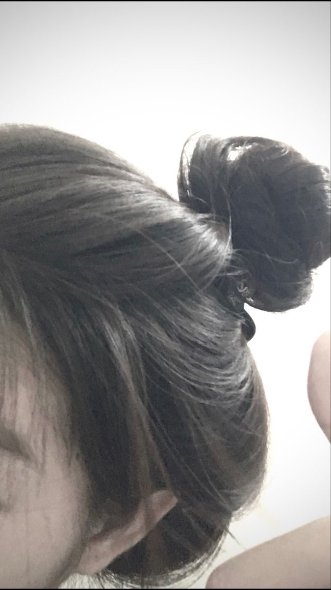 Gái Tóc Dài Búi Cao Đang Thư Giãn Tại Nhà