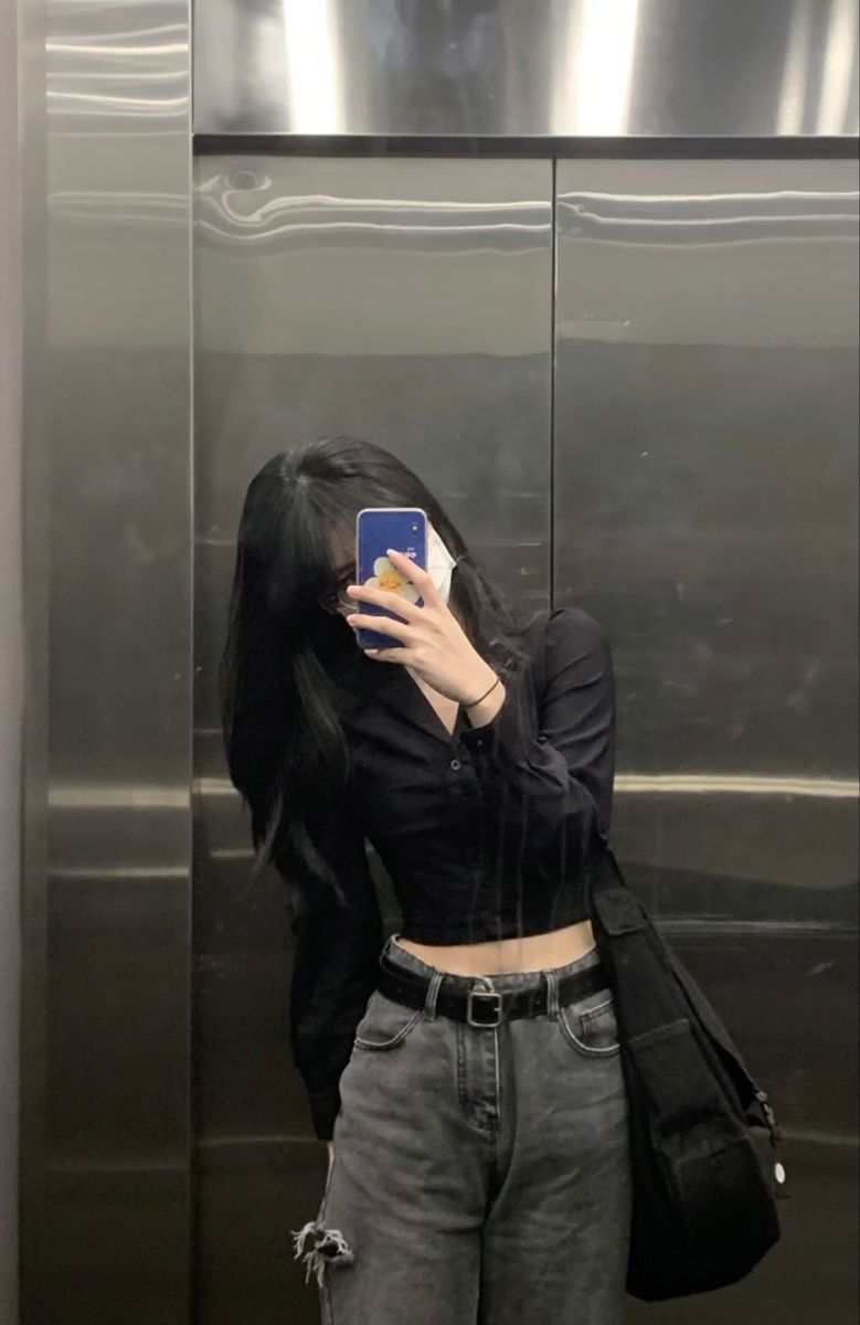 Gái Trẻ Mặc Áo Crop Top Đen Và Quần Jeans Xám