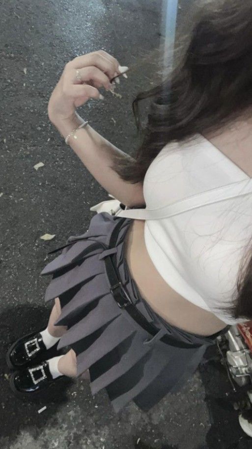 Gái Trẻ Mặc Áo Crop Top Trắng, Chân Váy Xếp Ly