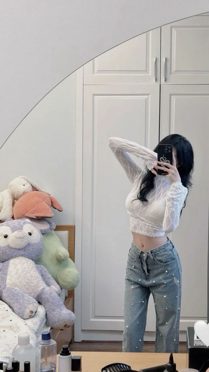 Gái Trẻ Mặc Áo Crop Top Trắng Và Quần Jeans