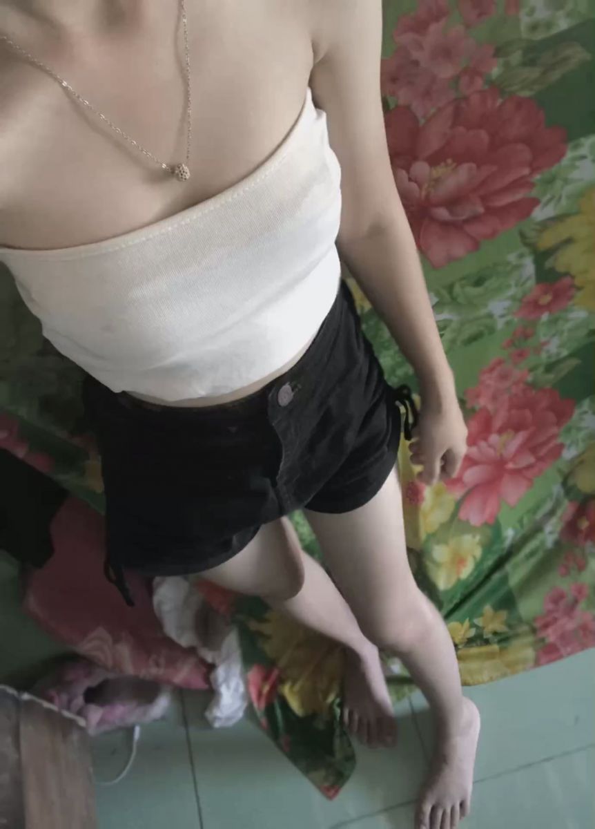 Gái Trẻ Mặc Áo Crop Top Trắng Và Quần Shorts Đen