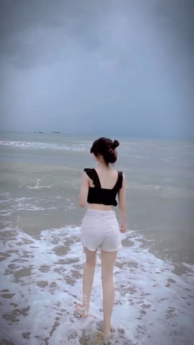 Gái Trẻ Mặc Áo Croptop Đen Và Quần Short Trắng