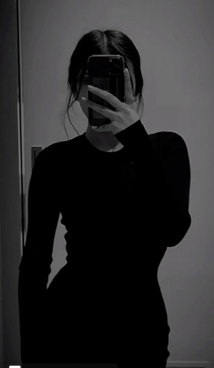 Gái Trẻ Mặc Áo Đen Chụp Selfie Trong Không Gian Phòng Tối