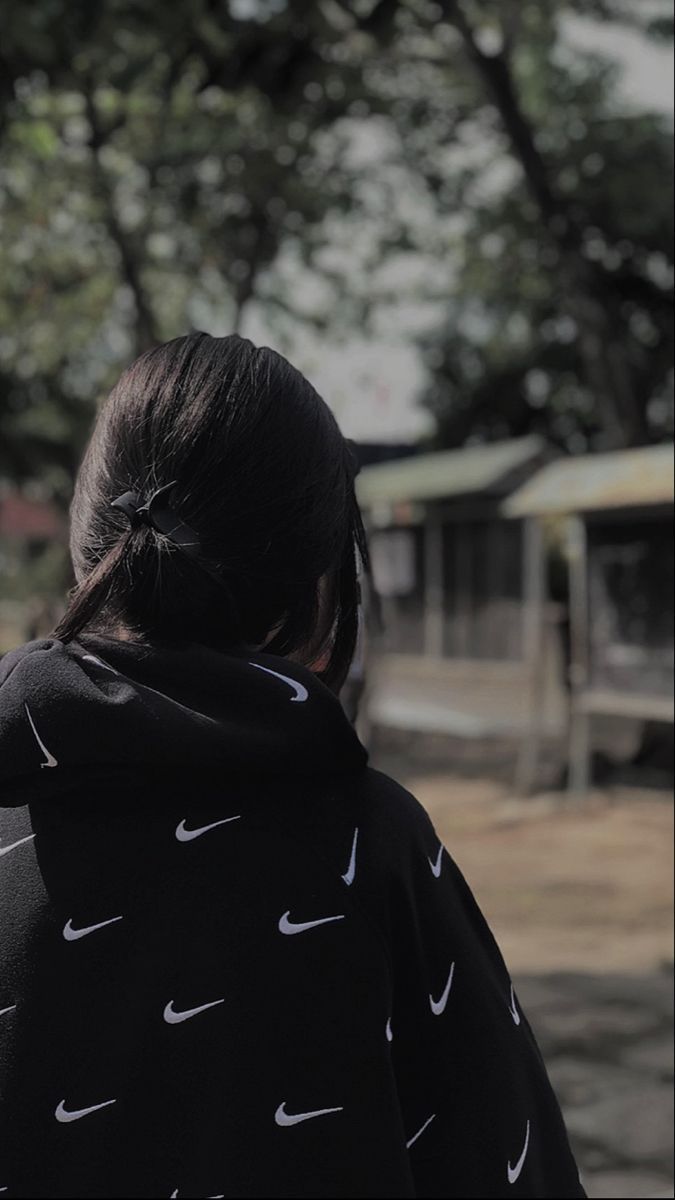 Gái Trẻ Mặc Áo Hoodie Đen Có Logo Nike