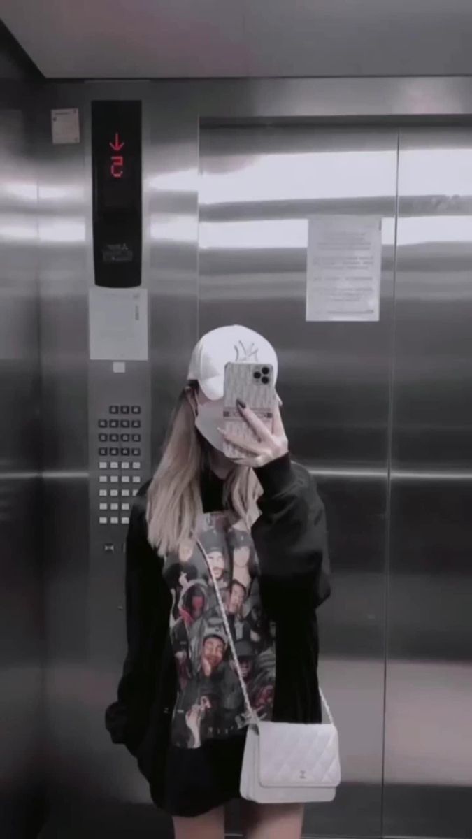 Gái Trẻ Mặc Áo Hoodie Đen Đáng Yêu