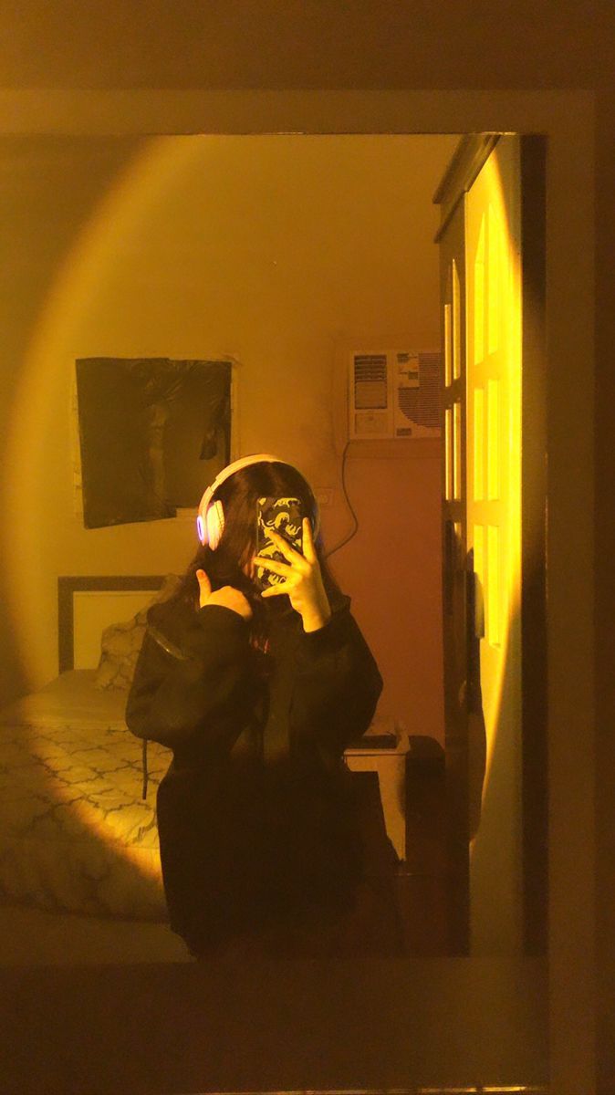Gái Trẻ Mặc Áo Hoodie Đen Đổi Tài Nghe Tạo Dáng Chụp Ảnh Trong Gương
