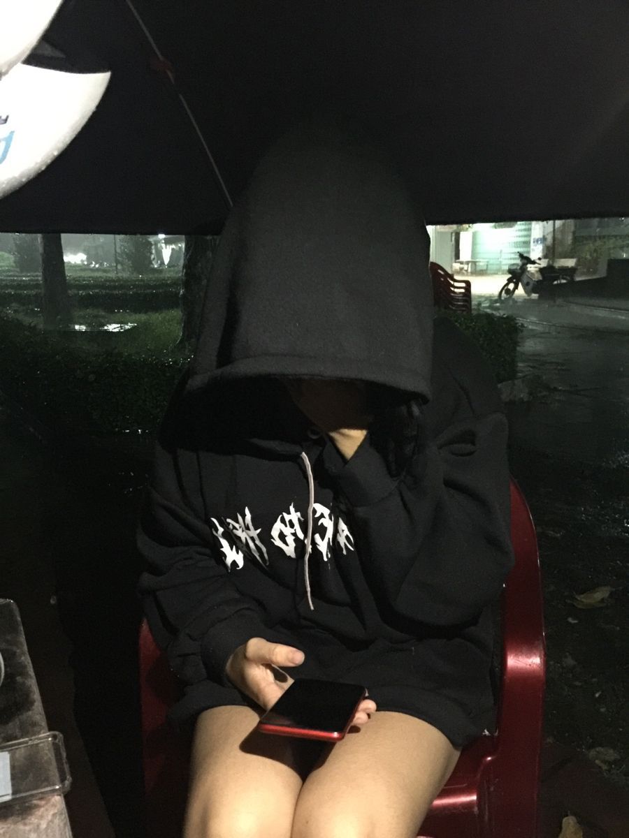 Gái Trẻ Mặc Áo Hoodie Đen Dưới Mưa