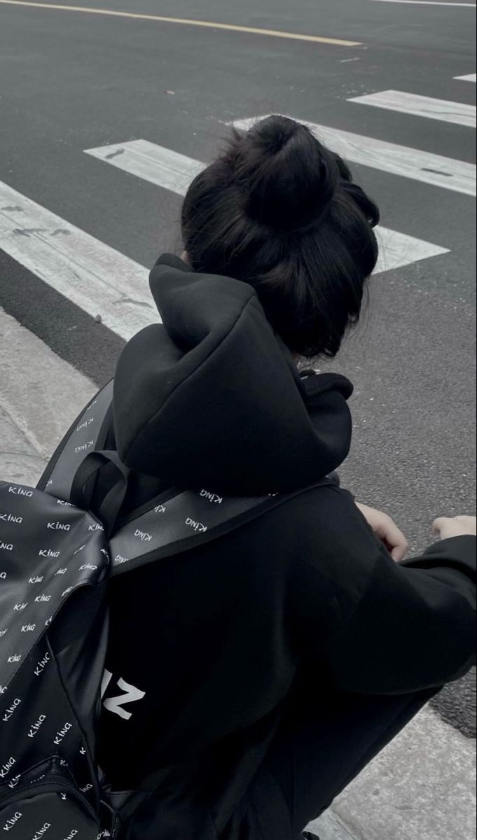 Gái Trẻ Mặc Áo Hoodie Đen Ngồi Trên Vỉa Hè