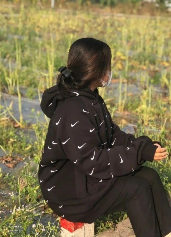 Gái Trẻ Mặc Áo Hoodie Đen Với Logo Nike