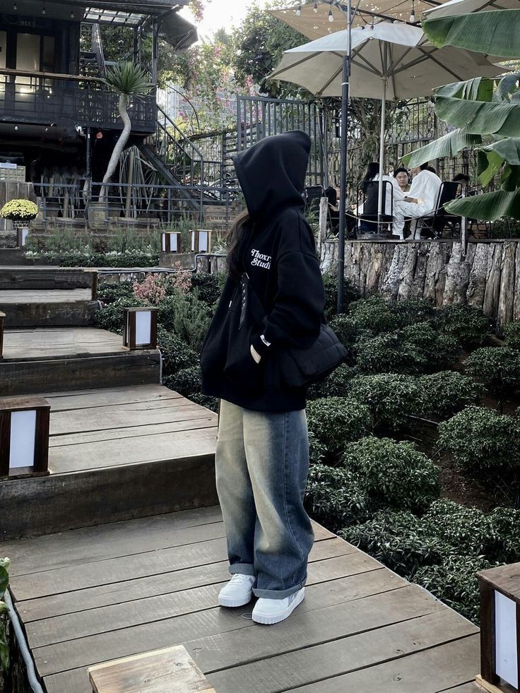 Gái Trẻ Mặc Áo Hoodie Đen Và Quần Jeans Rộng