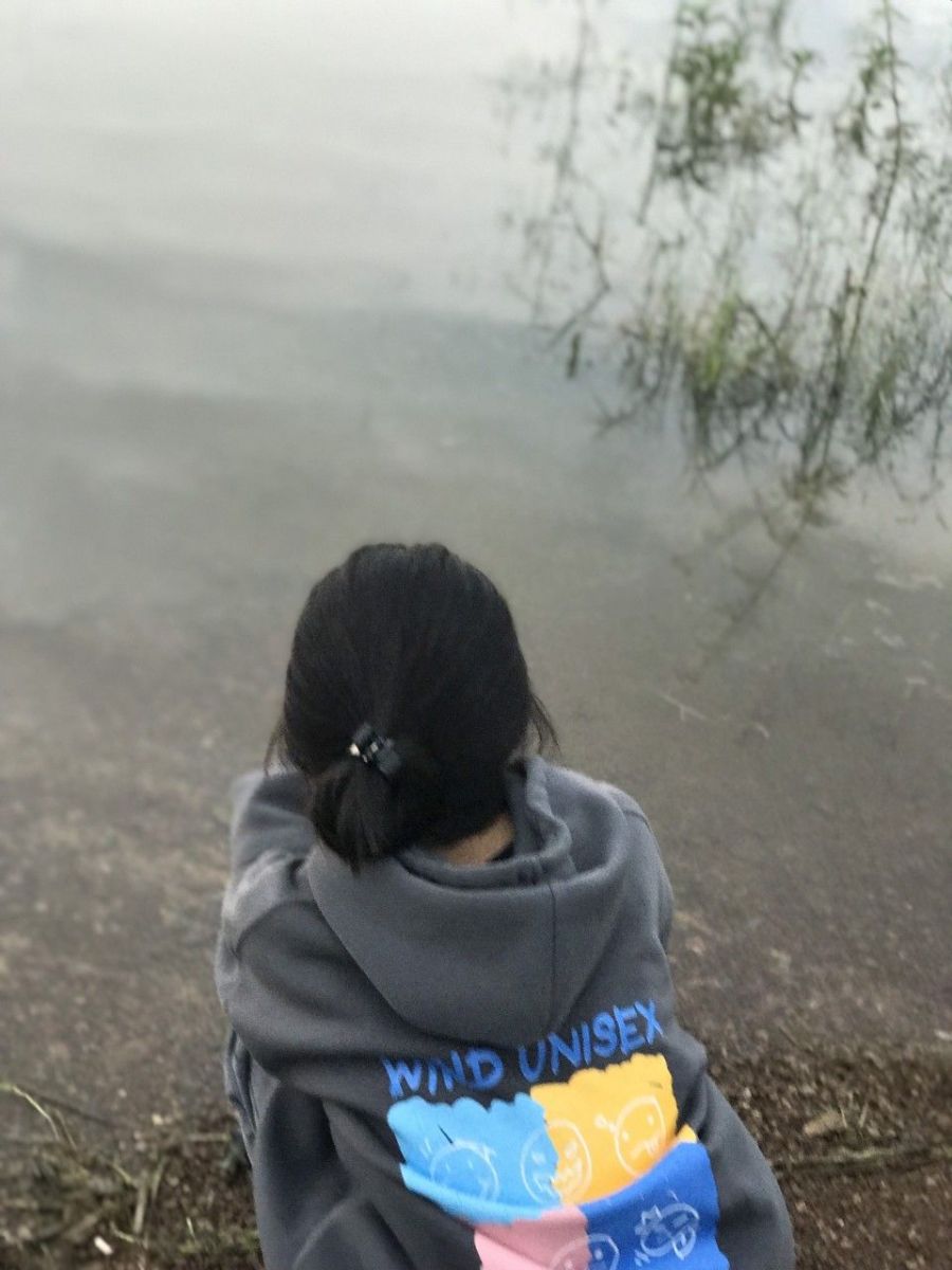 Gái Trẻ Mặc Áo Hoodie Màu Xám Ngồi Bên Bờ Hồ
