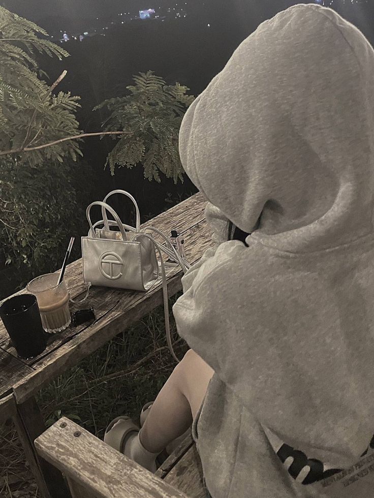 Gái Trẻ Mặc Áo Hoodie Màu Xám Ngồi Uống Cà Phê