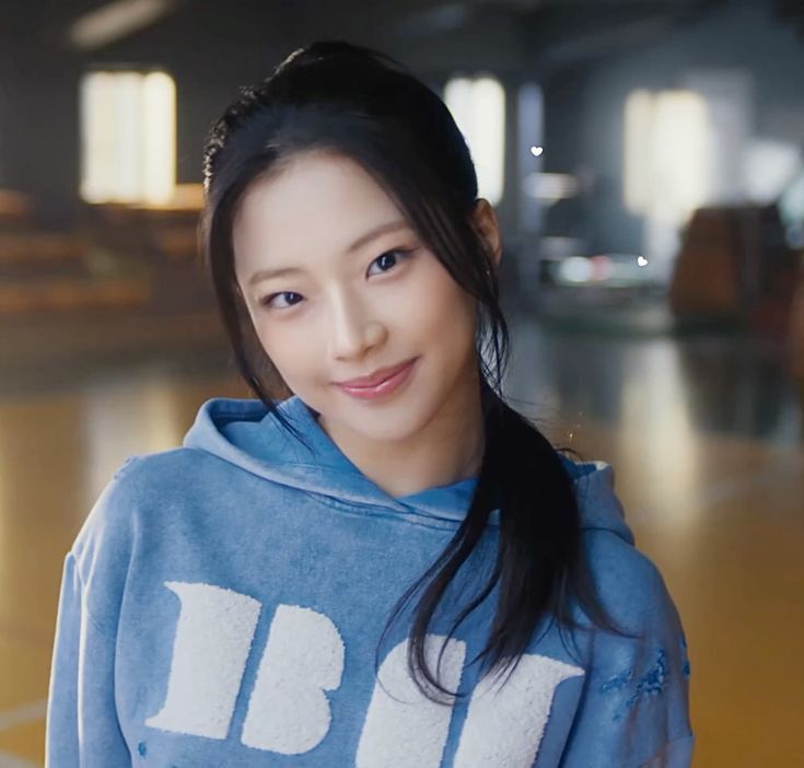 Gái Trẻ Mặc Áo Hoodie Màu Xanh Trong Không Gian Tập Thể Dục