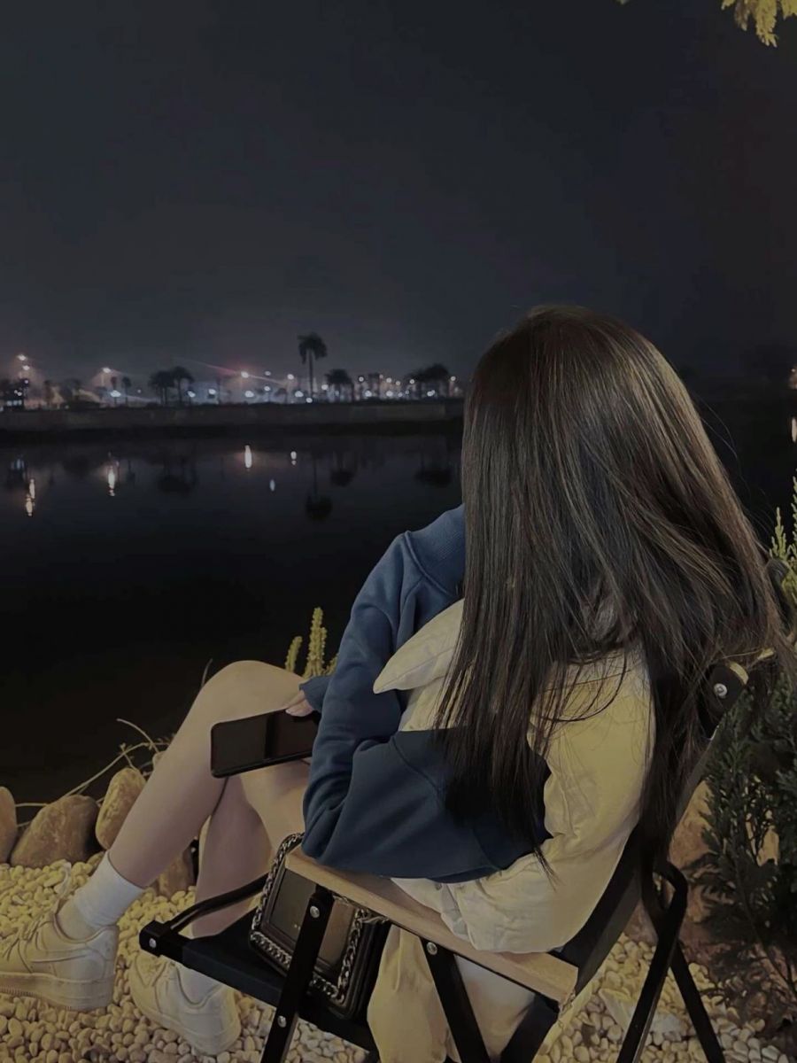 Gái Trẻ Mặc Áo Hoodie Nhìn Ra Hồ Nước Vào Ban Đêm