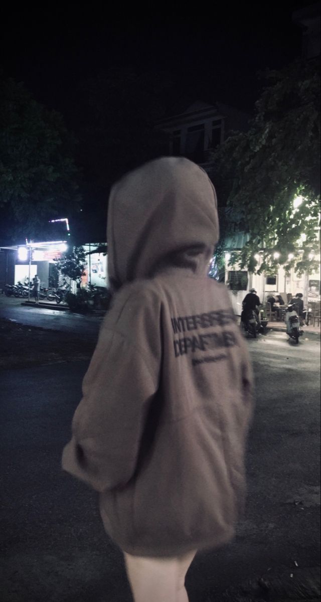 Gái Trẻ Mặc Áo Hoodie Rộng Đi Bộ Trong Đêm Tối