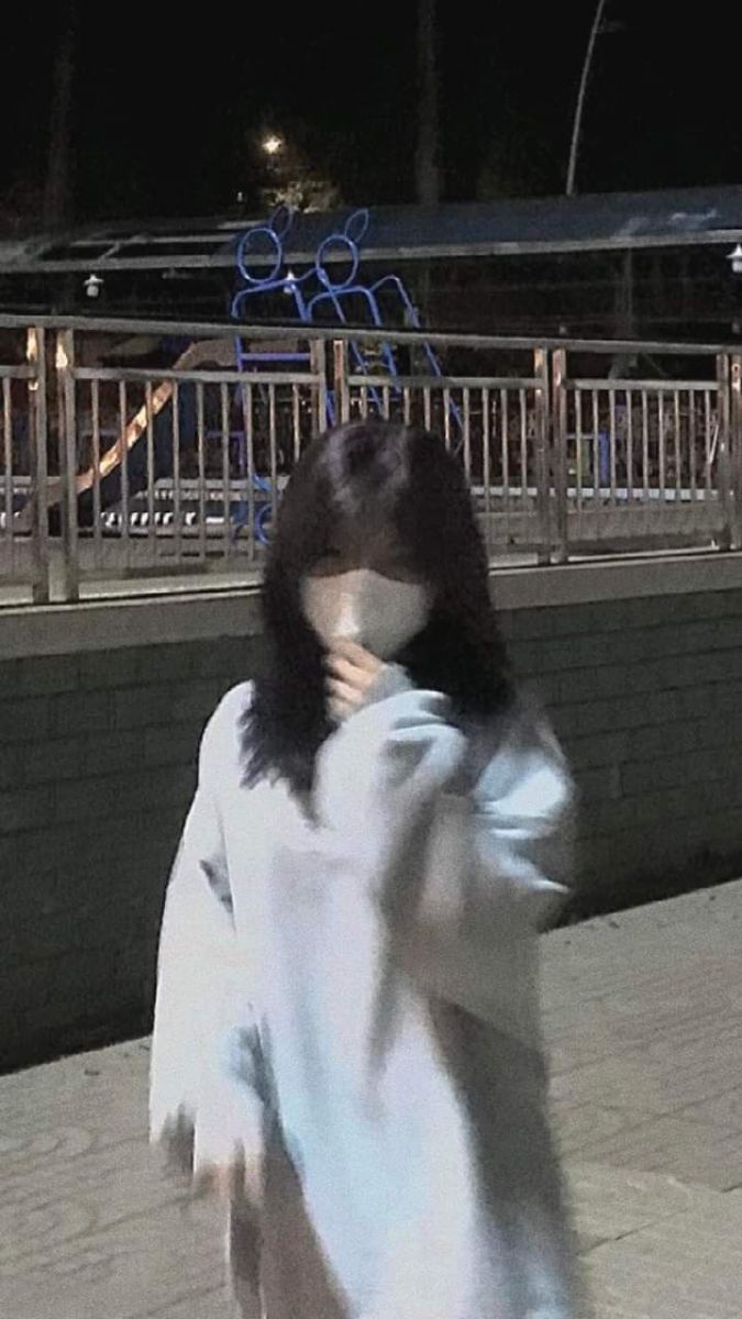 Gái Trẻ Mặc Áo Hoodie Rộng Đứng Ngoài Trời