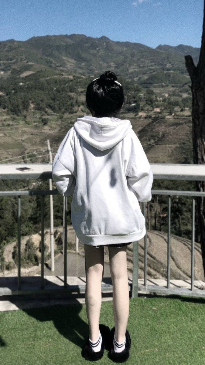 Gái Trẻ Mặc Áo Hoodie Trắng Đẹp Như Mơ