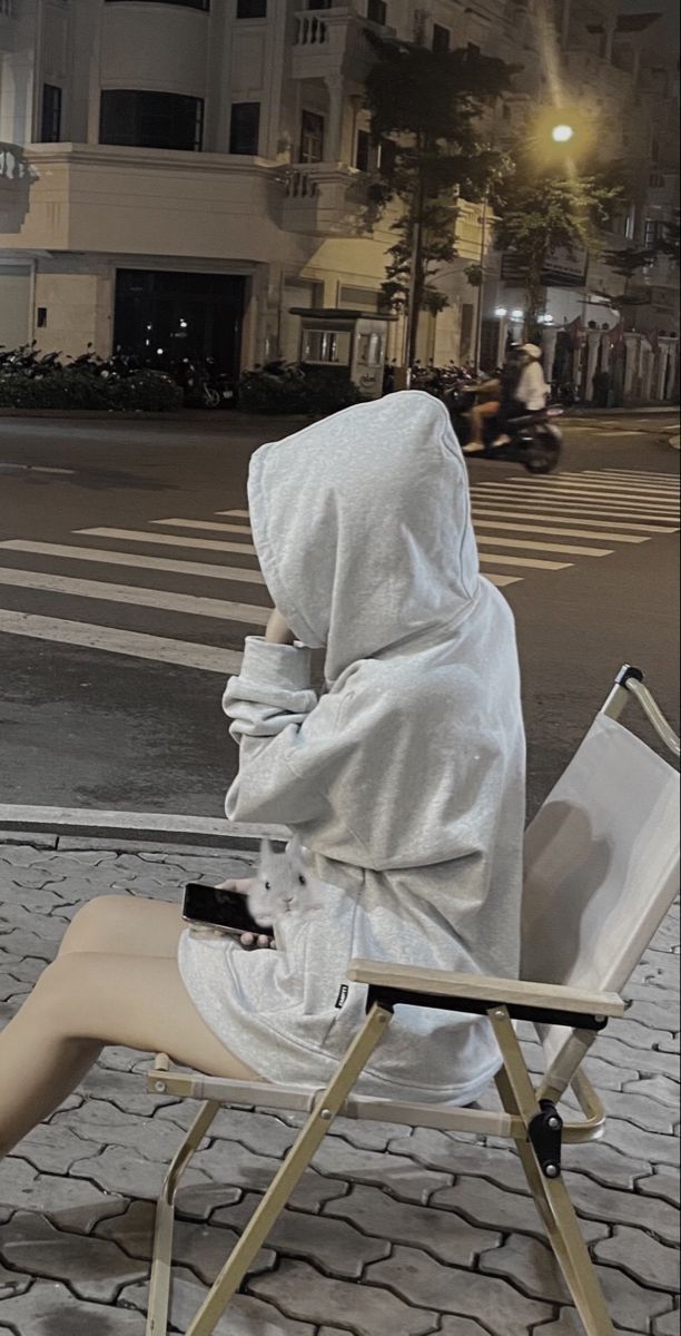 Gái Trẻ Mặc Áo Hoodie Xám Ngồi Trên Ghế Nhựa